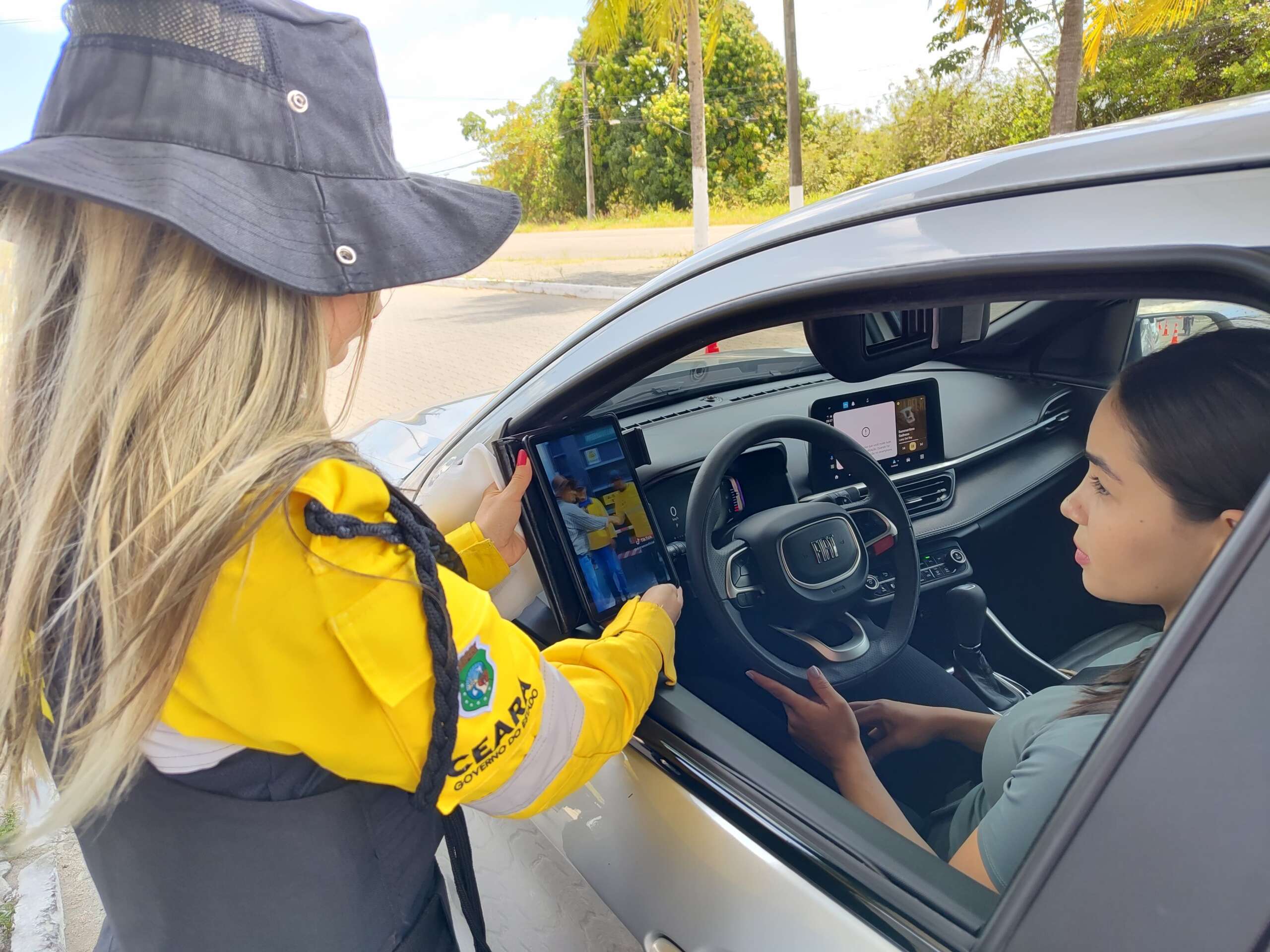 Detran-CE realiza blitz educativa alusiva aos cuidados com animais soltos às margens das rodovias estaduais