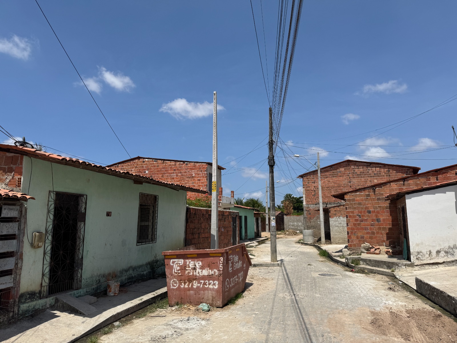 Seinfra conclui realocação de postes no bairro Bom Jardim, em Fortaleza