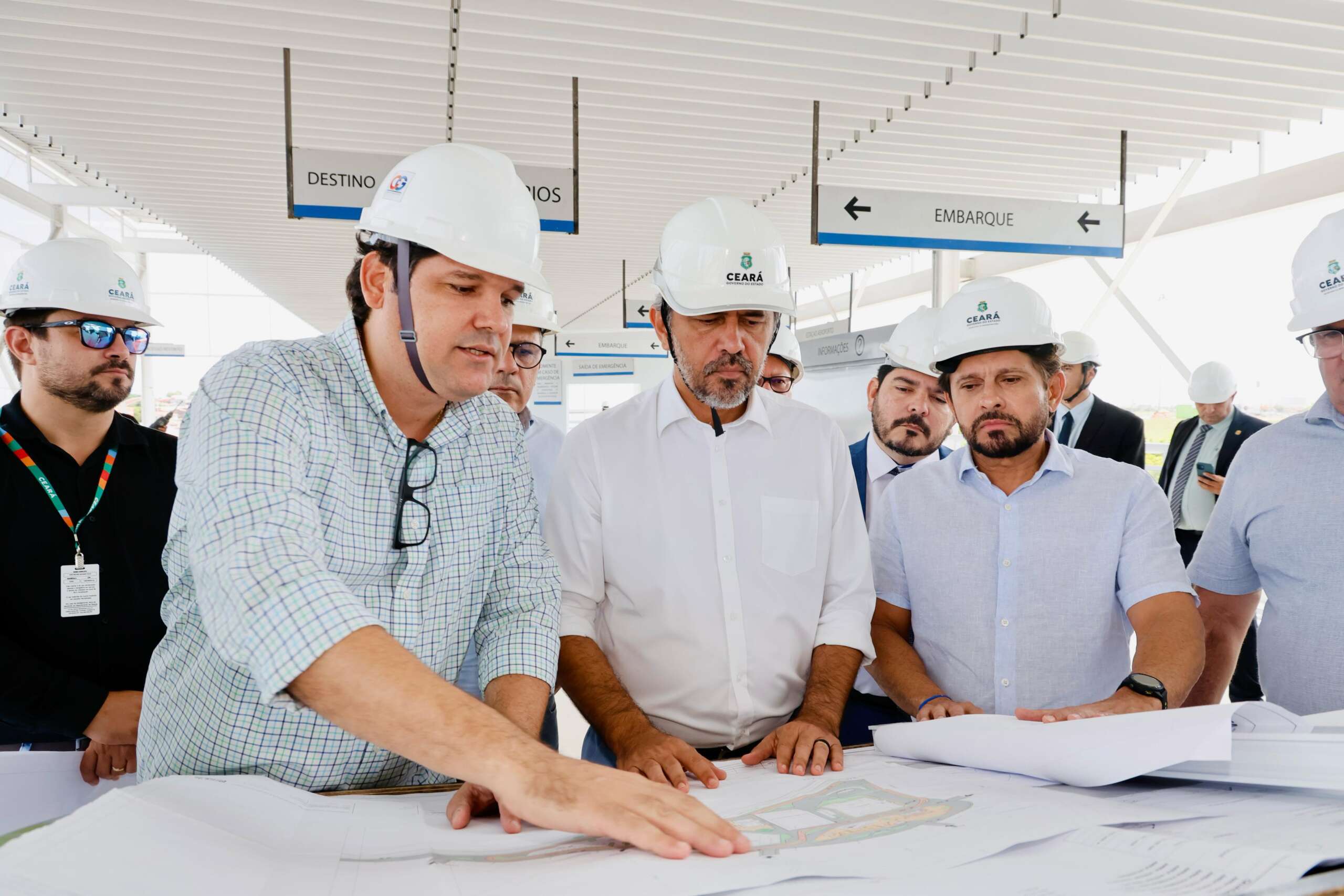 Governador Elmano de Freitas visita obras da linha VLT Aeroporto