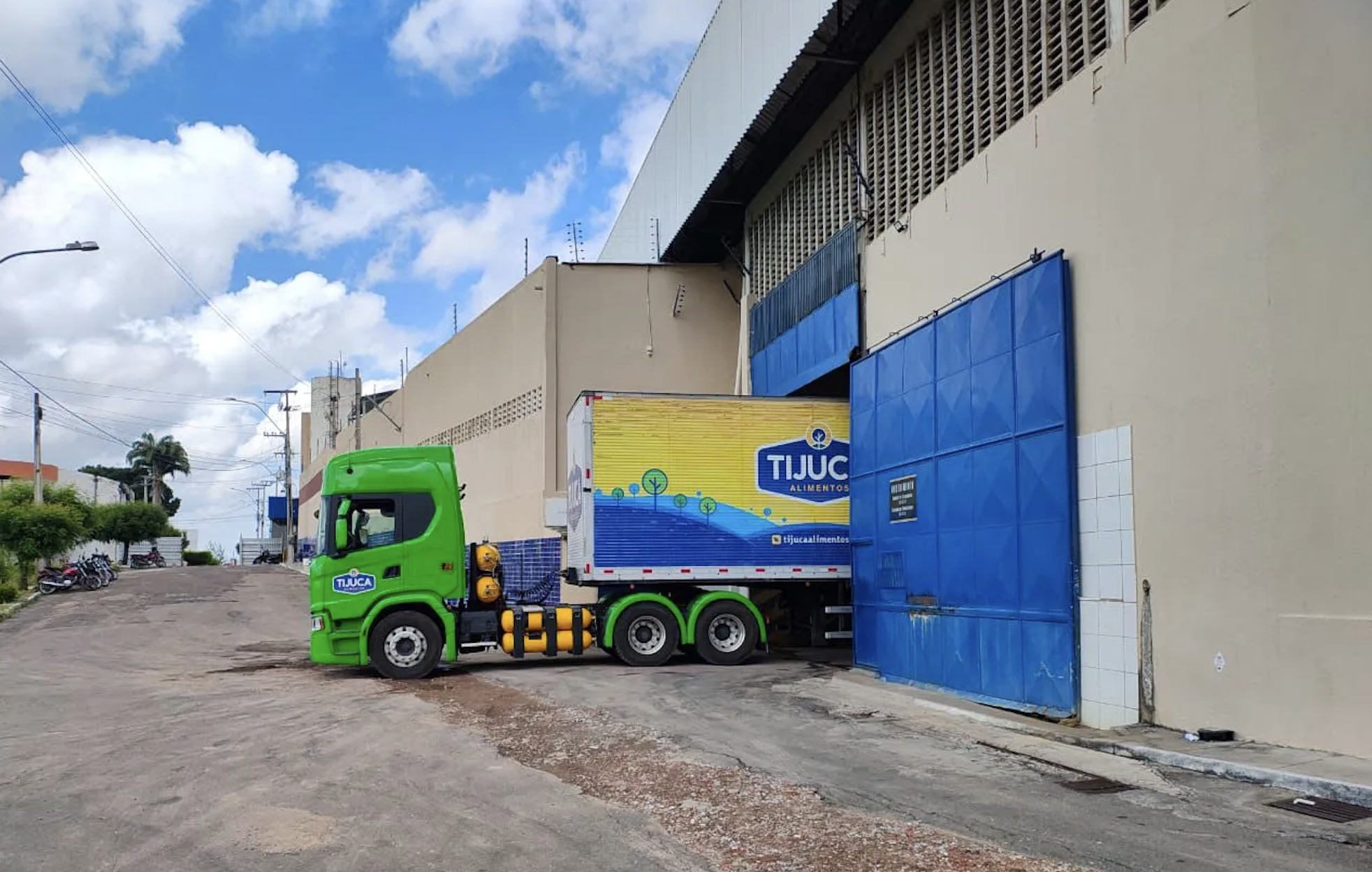 Cegás testa caminhão de frotas pesadas movido 100% a gás natural em parceria com Tijuca Alimentos e Scania/Conterrânea