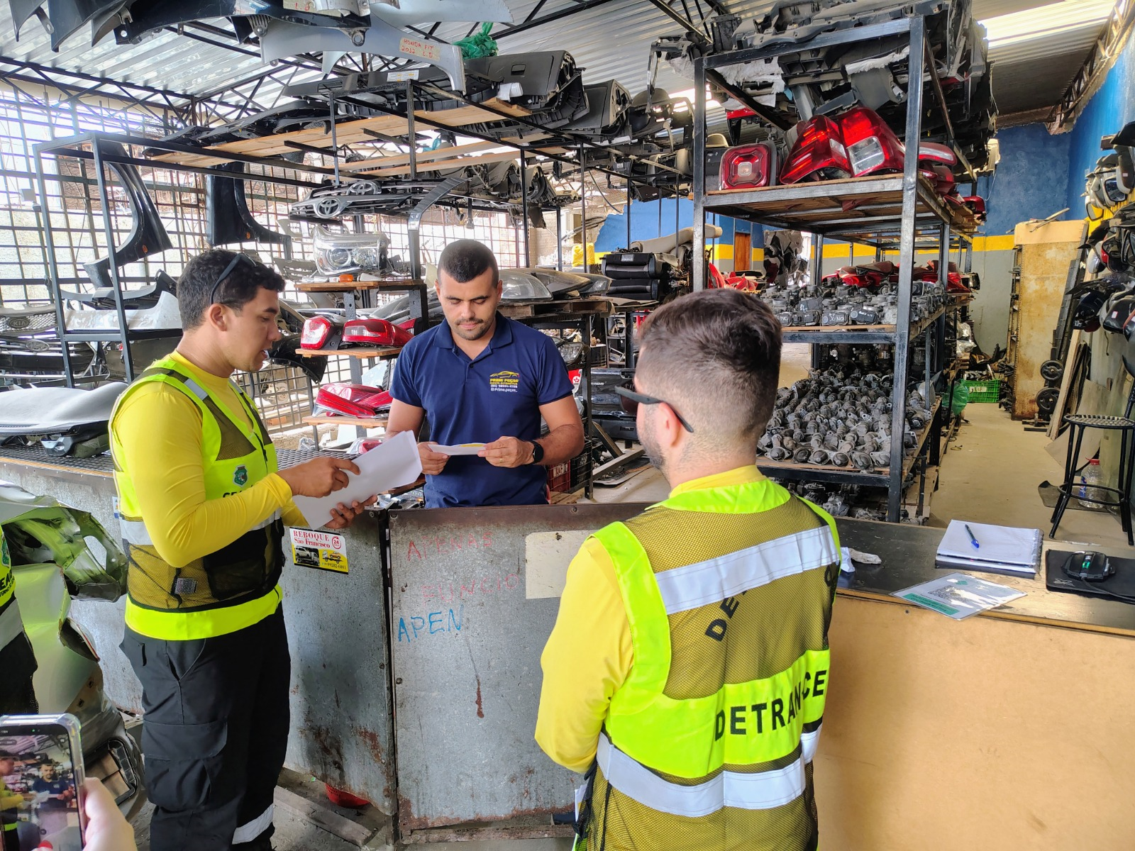 Detran-CE realiza ações educativas em sucatas de Fortaleza e Maracanaú