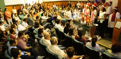 Colaboradores da Semace se confraternizam