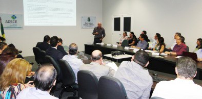 Superintendente da Semace ministra palestra sobre licenciamento de eólicas em reunião na Adece