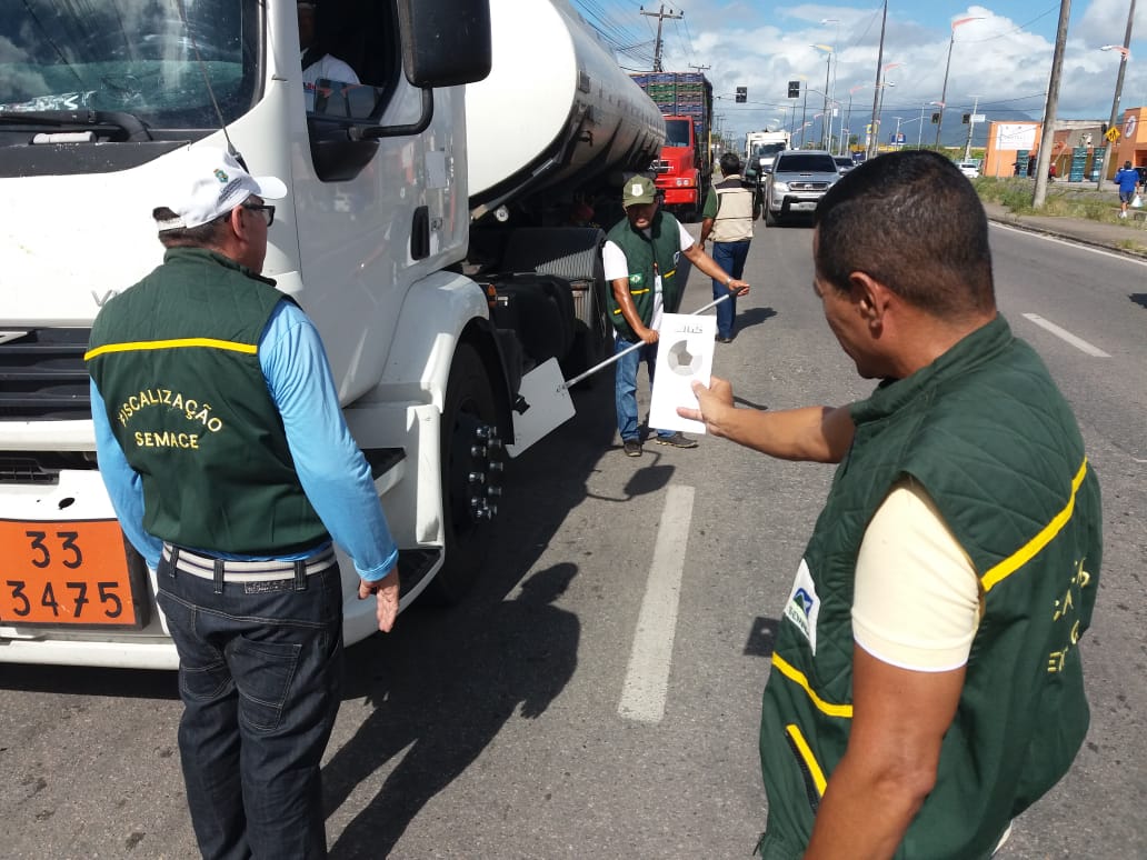 Operação Fumaça Negra: Semace multa motoristas que poluem o ar