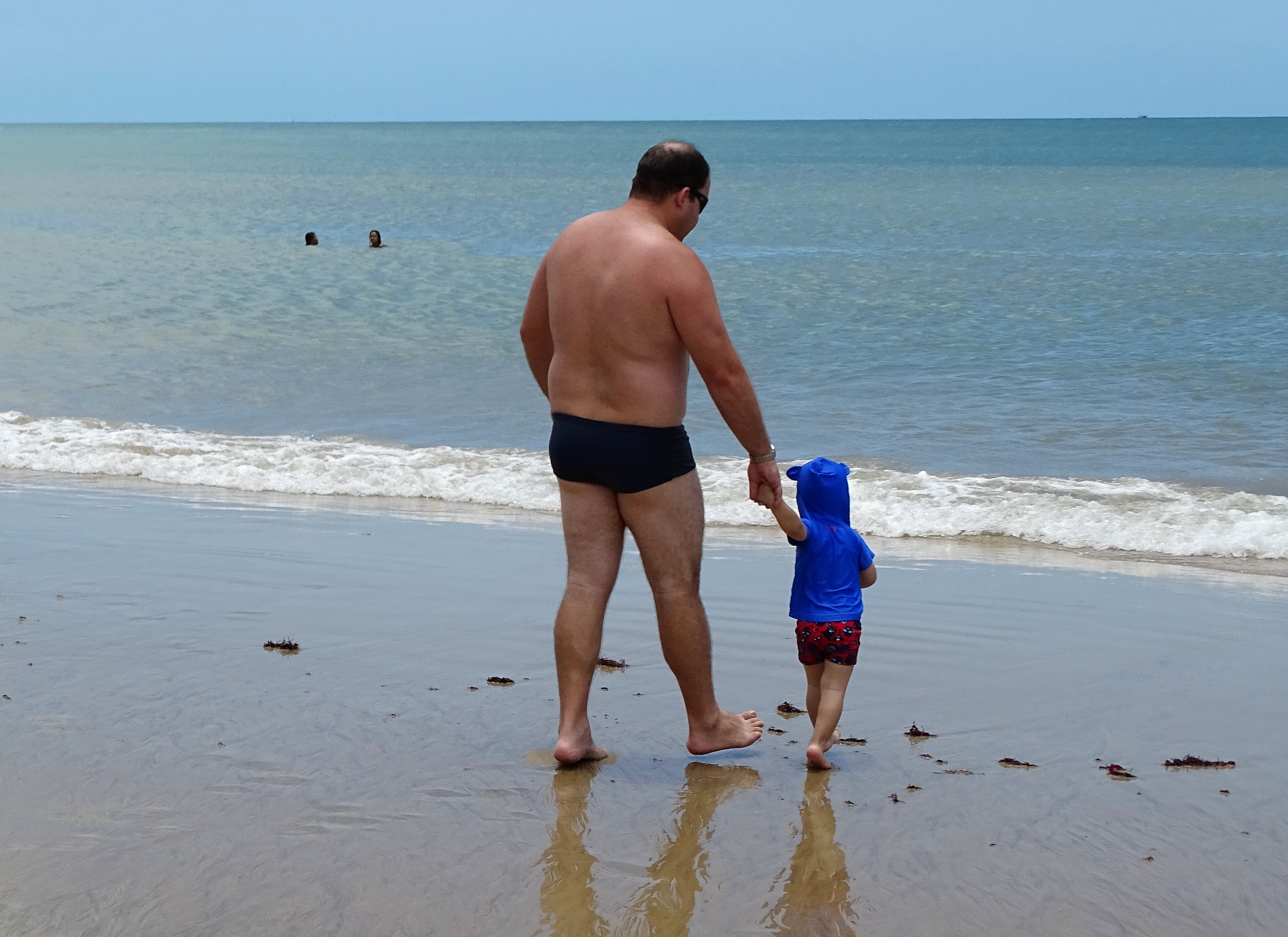 Banhista deve evitar praias com óleo