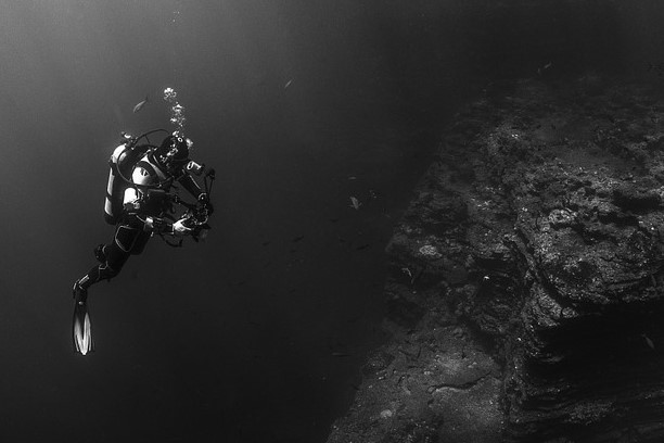 Semace usará mergulhadores para monitorar óleo submerso no mar