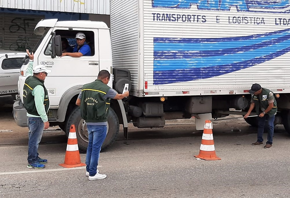 Oito veículos multados por emitir fumaça negra