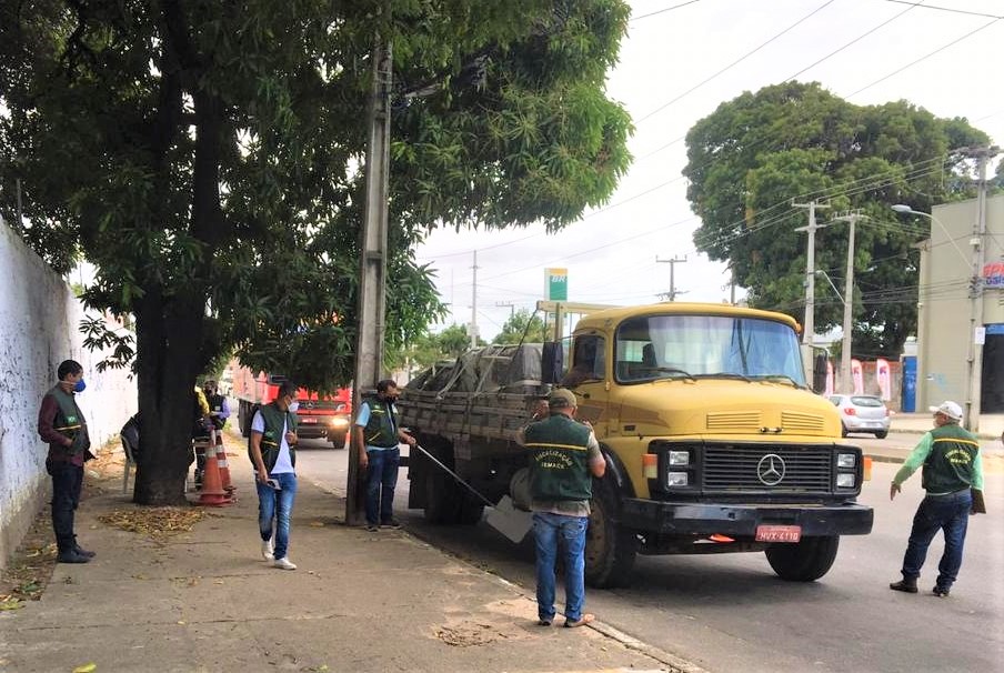 Semace multa quatro veículos em blitz da operação Fumaça Preta