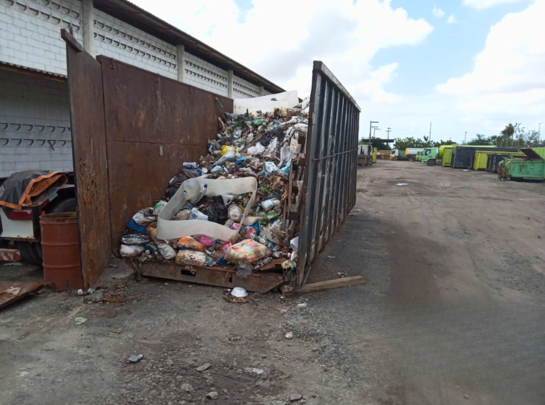 Semace autua e embarga empresa por armazenamento irregular de resíduos em Caucaia