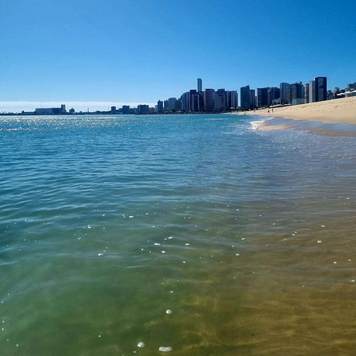 Orla de Fortaleza tem 21 pontos próprios para banho neste fim de semana
