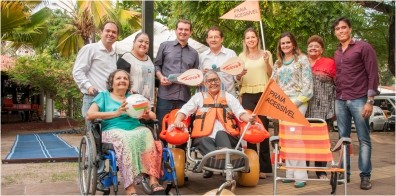 Equipamentos do projeto Praia Acessível são apresentados à primeira-dama do Estado