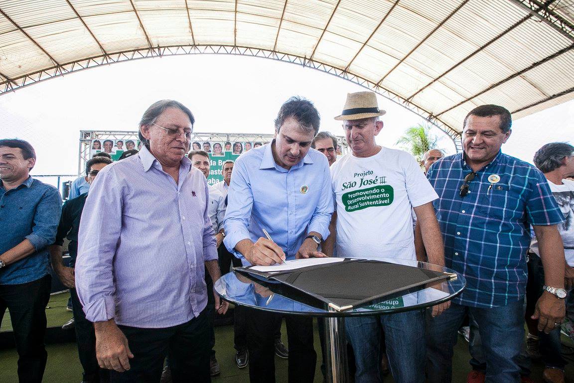 Paraipaba: governador entrega sistemas de abastecimento d’água e autoriza obra na área do turismo
