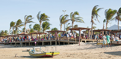 No aniversário de Itarema, Camilo Santana inaugura obra de requalificação da Praia da Barra