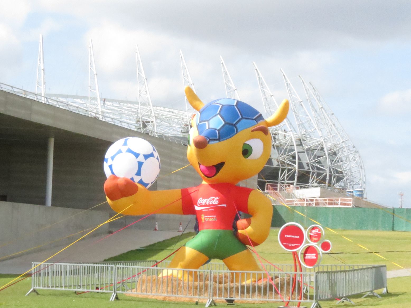 Mascote da Copa é instalado em Fortaleza