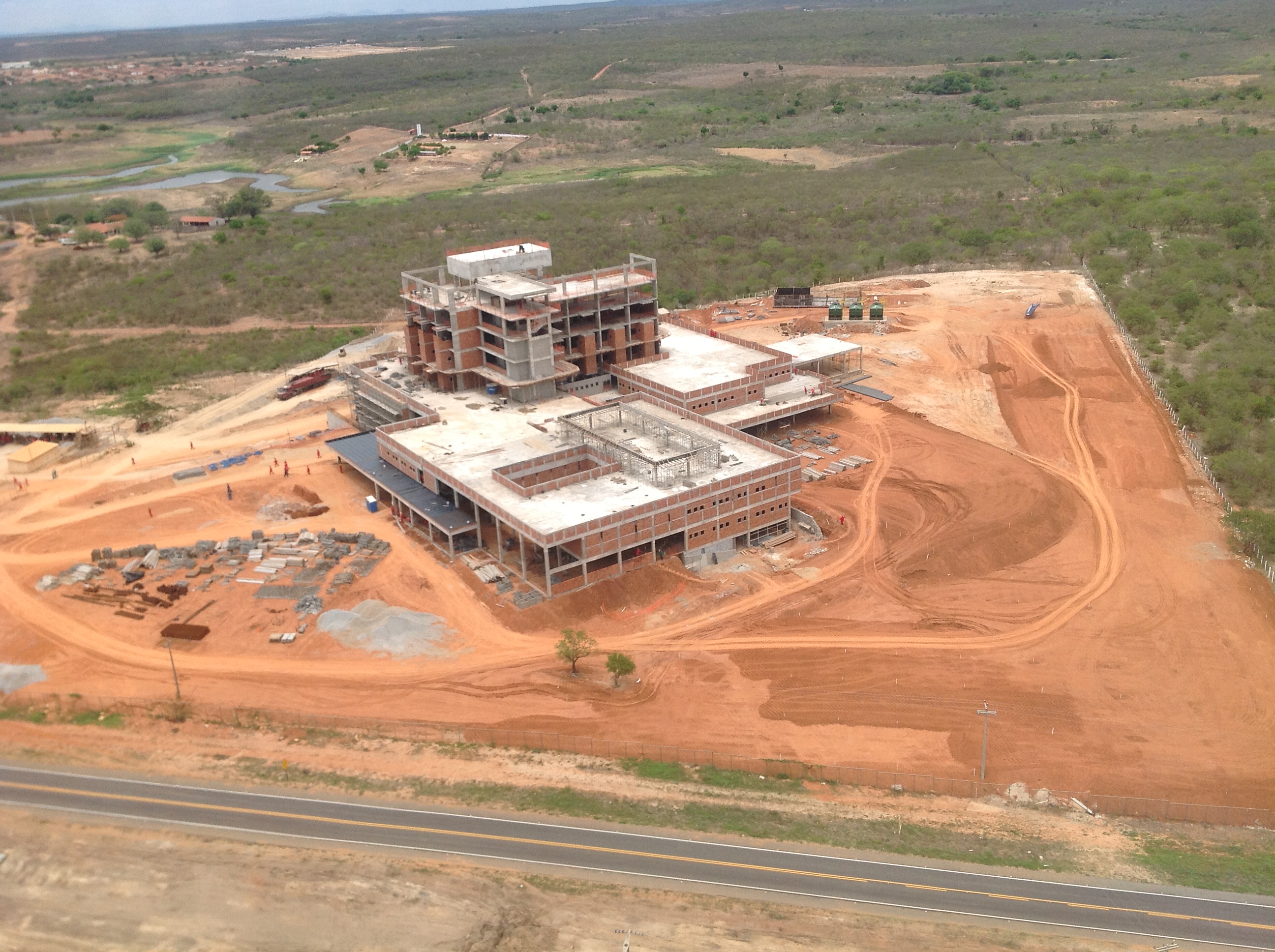 Reunião trata de assuntos técnicos da obra do HRSC