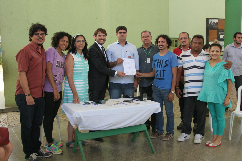 Ordem de Serviço para reforma do Centro Cultural Bom Jardim é assinada