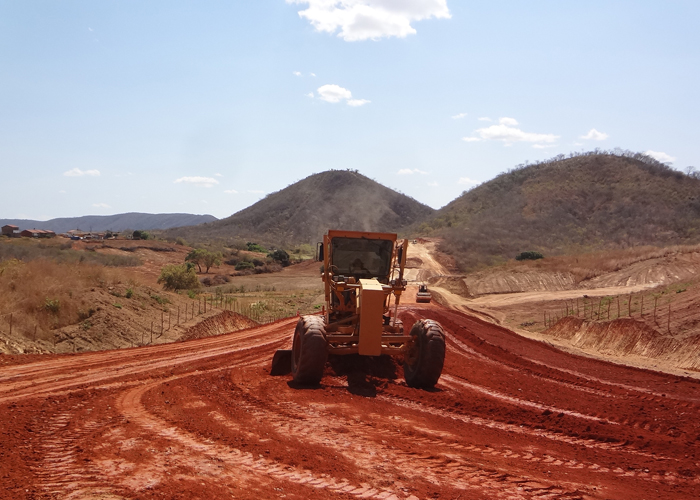Governo pavimenta 14 km da rodovia CE-288