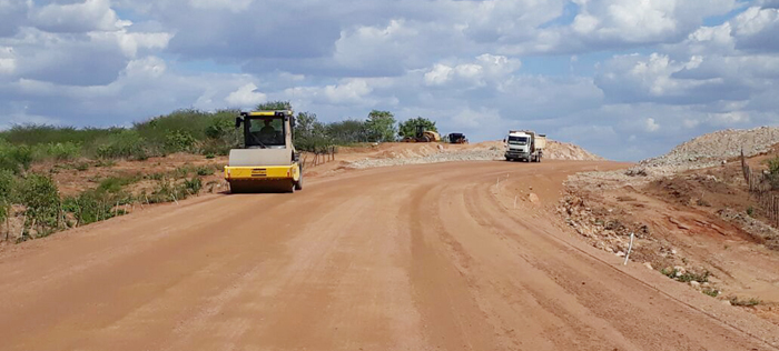 Ceará de Ponta a Ponta: obras de pavimentação na CE-153 avançam na Região do Cariri