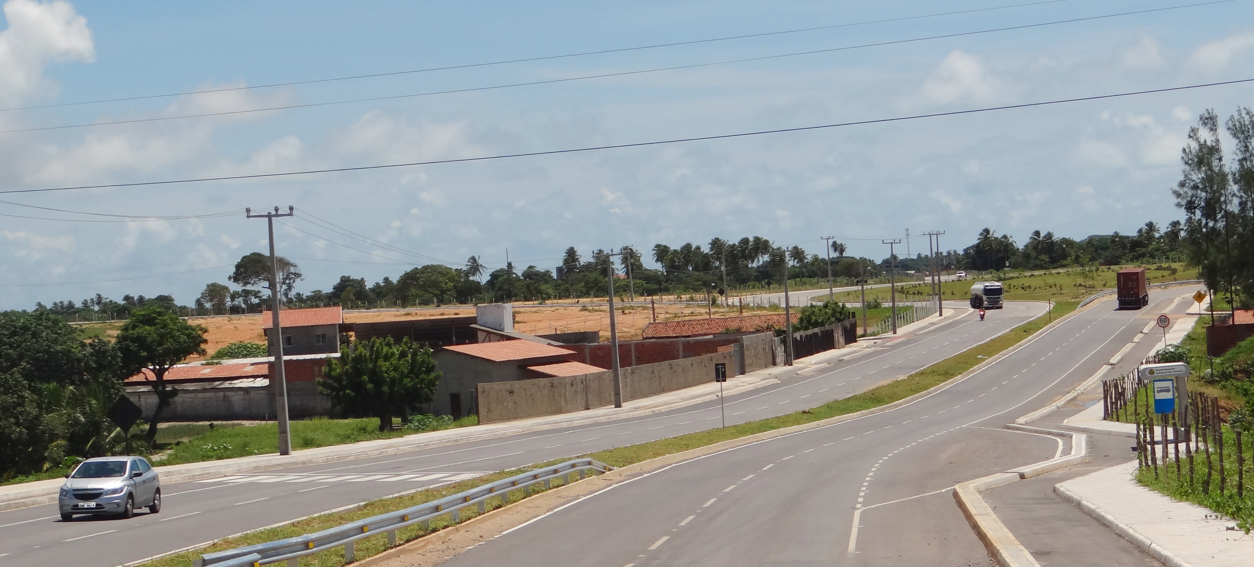 Areia da duna na CE-010 começa a ser retirada