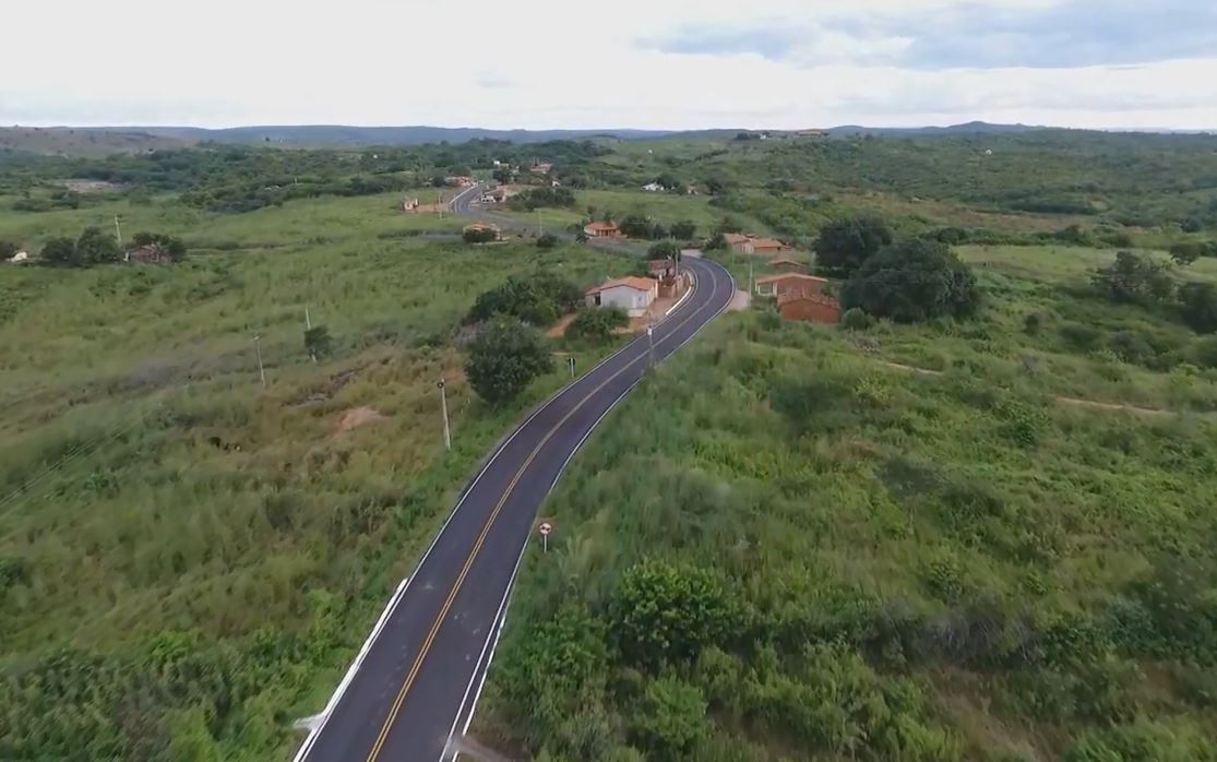 Várzea Alegre ganha areninha e estrada restaurada