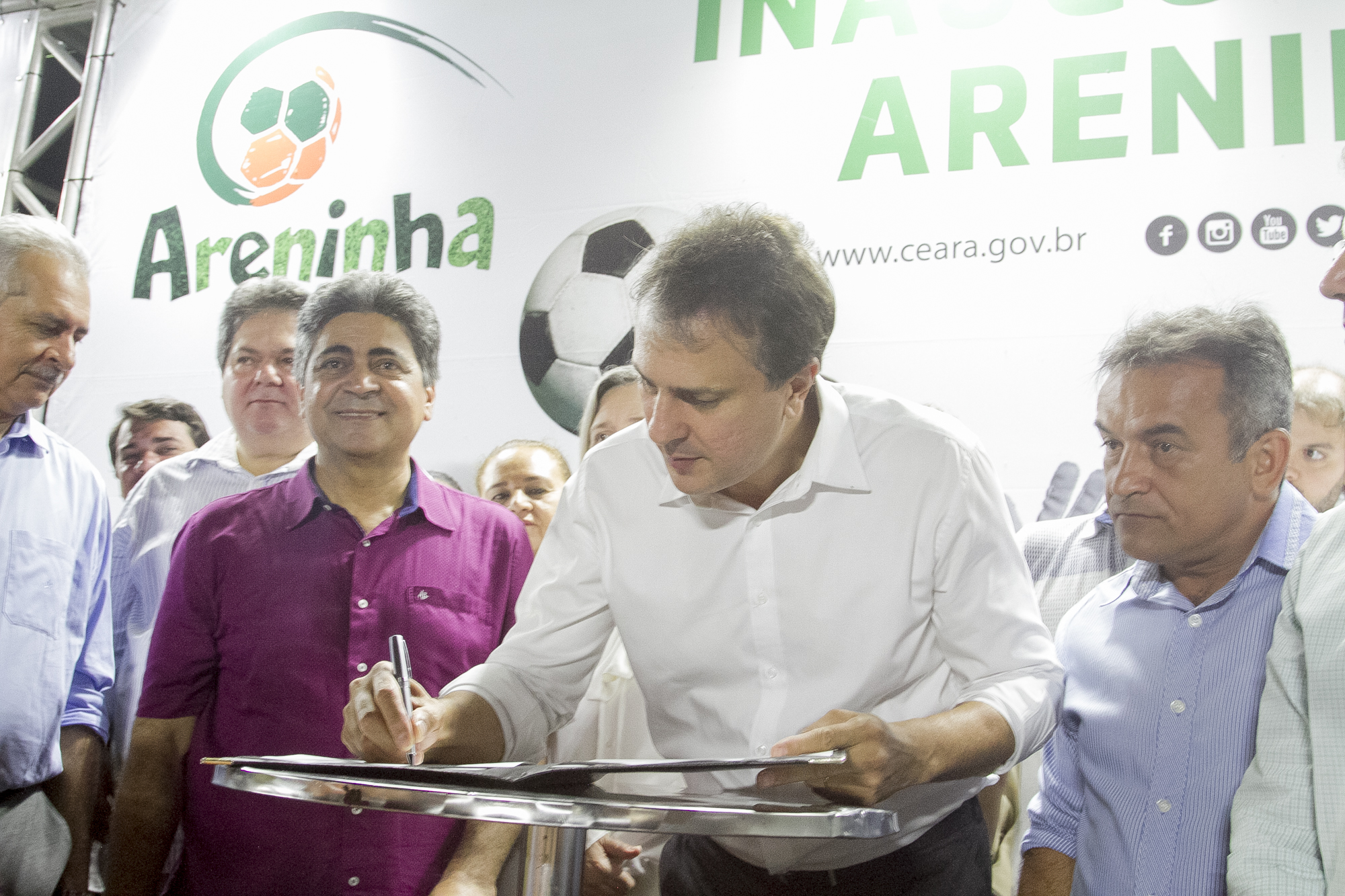 Em Quixadá, governador inaugura areninha e autoriza restauração de trecho da CE-265