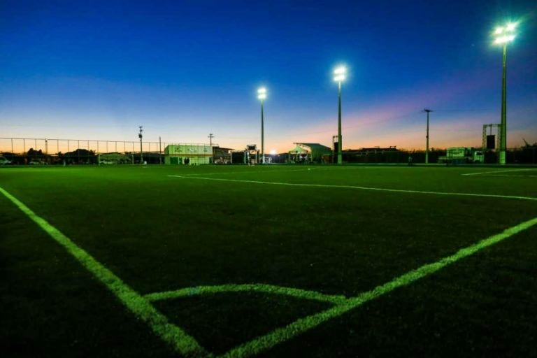 Em Quixadá, governador inaugura mais uma areninha e autoriza restauração de trecho da CE-265