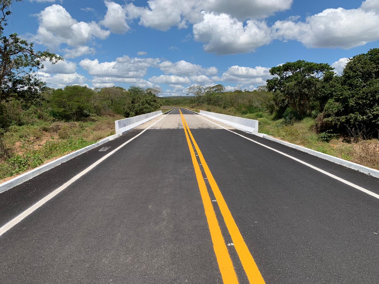 Sertão de Crateús tem 61 km de obras rodoviárias em andamento