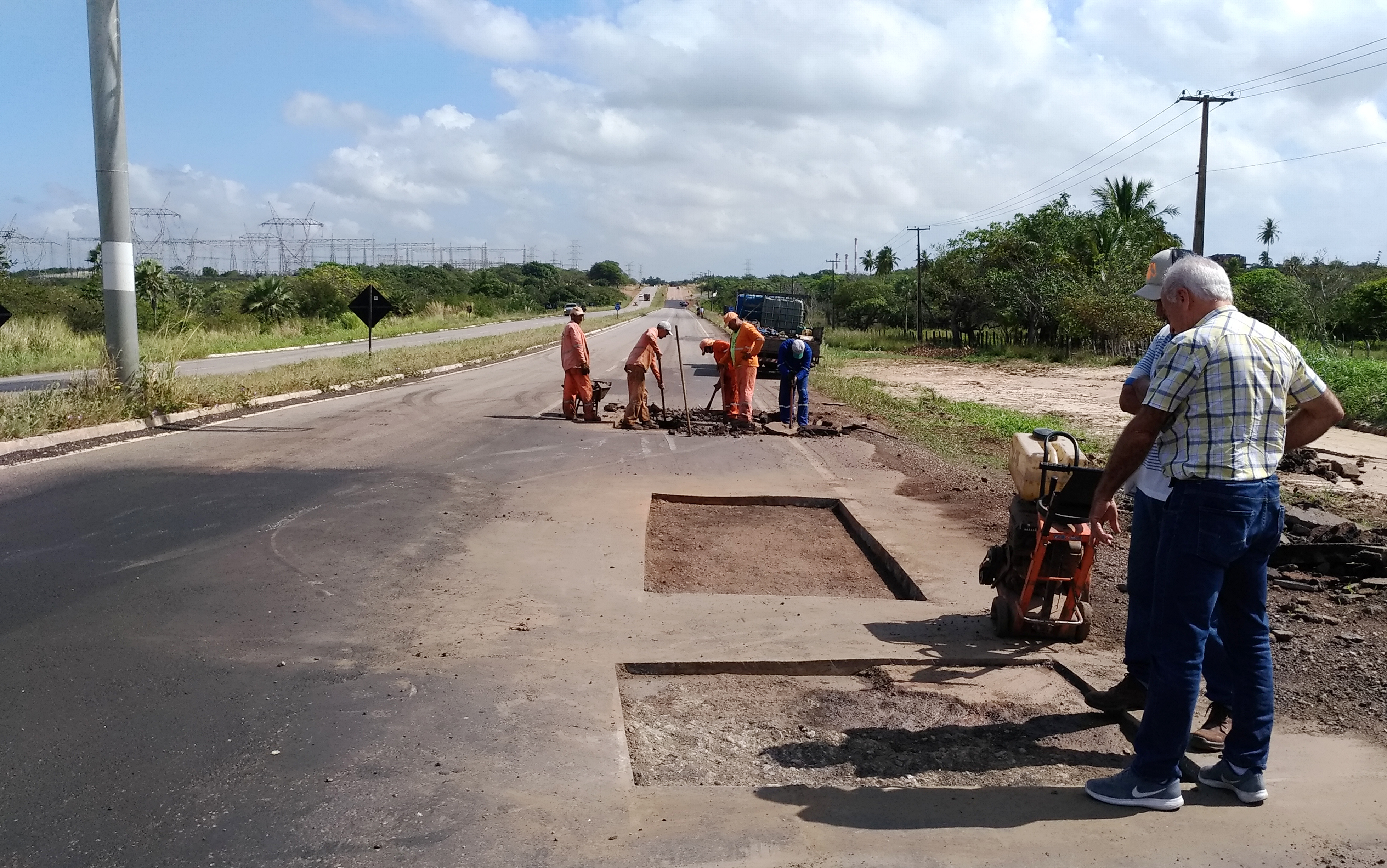 Cinco trechos de CEs do Litoral Oeste estão recebendo obras de recuperação