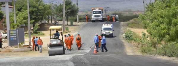 Governo do Ceará inaugura areninha em Pentecoste e visita obra de infraestrutura rodoviária em Itatira