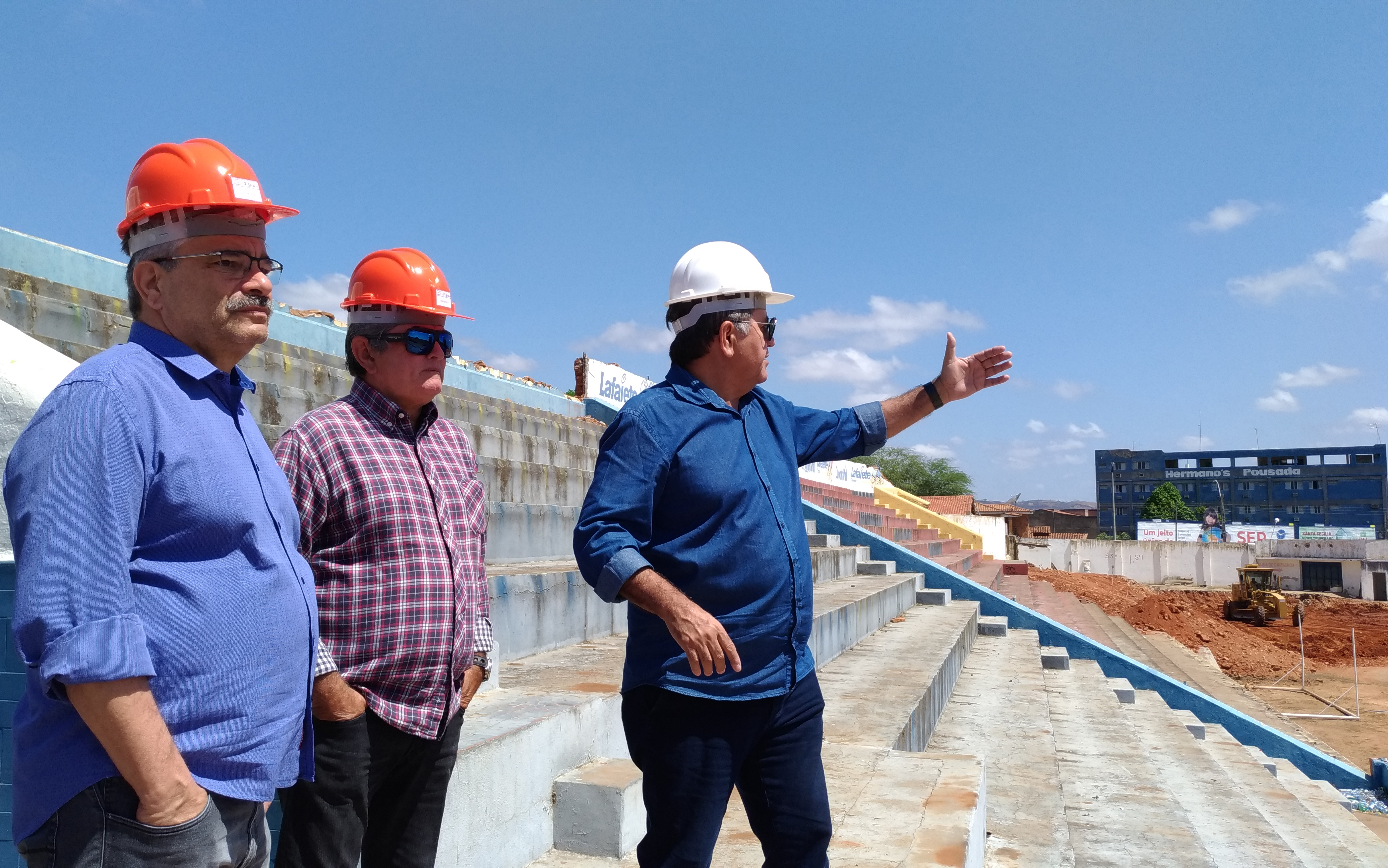 Superintendente da SOP e presidente da FCF visitam obras do estádio Romeirão