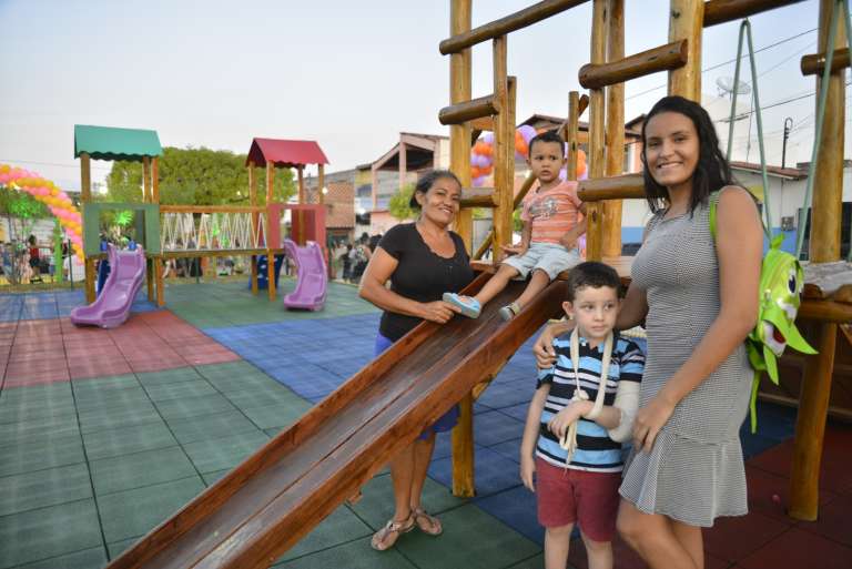 Brinquedopraças e academias mudam a realidade de famílias cearenses