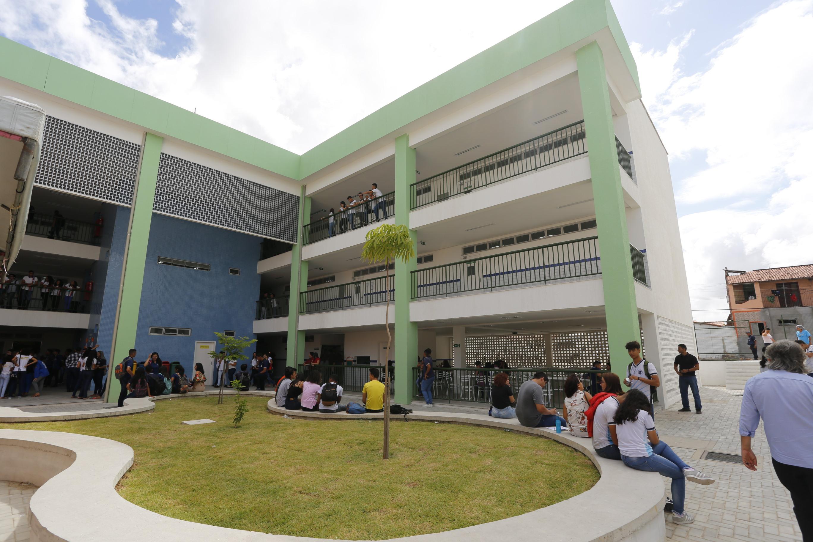 Alunos e professores da EEFM Deputado Paulino Rocha recebem sede renovada no bairro Passaré, em Fortaleza