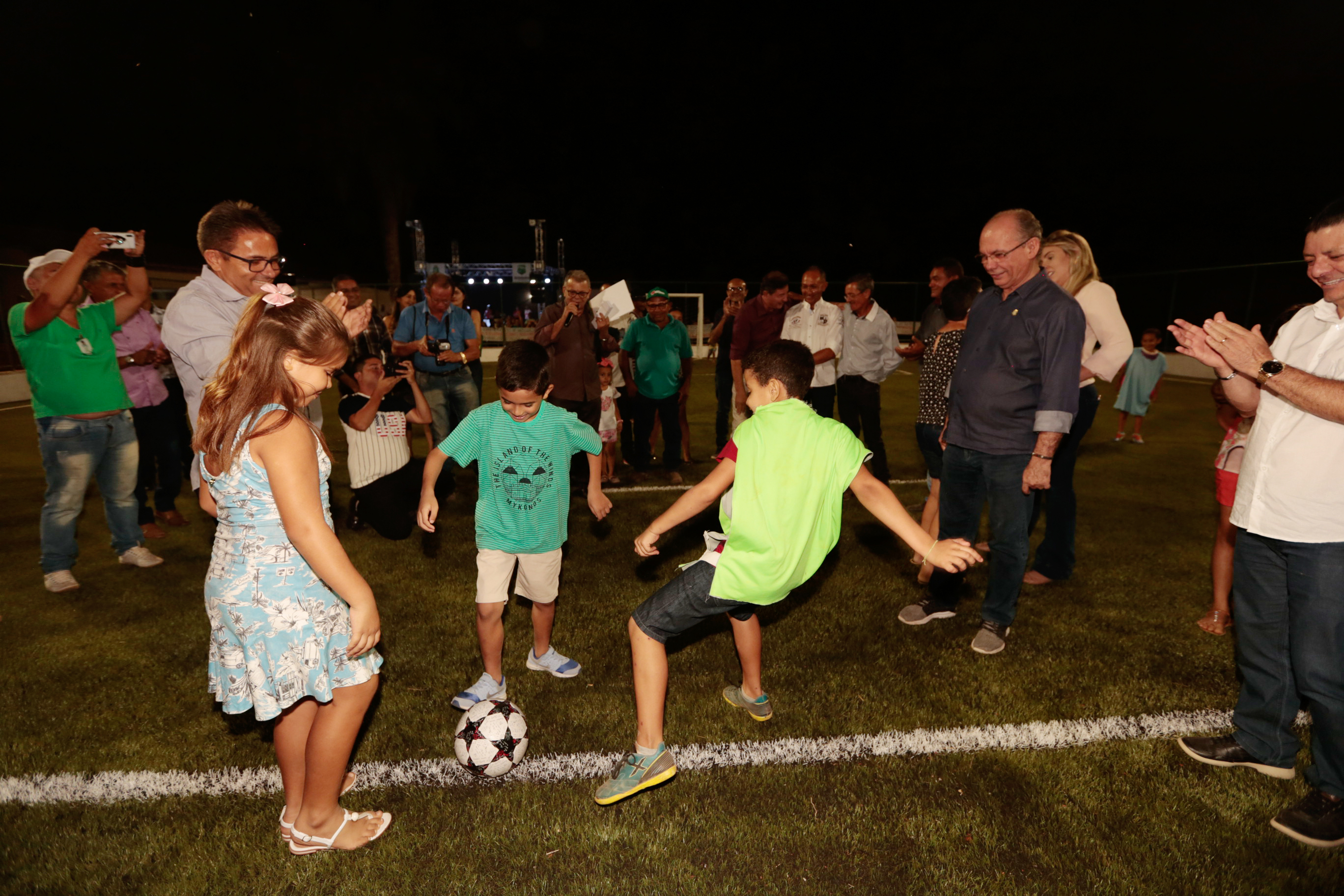 População de Granjeiro faz festa para receber a mais nova areninha entregue pelo Estado