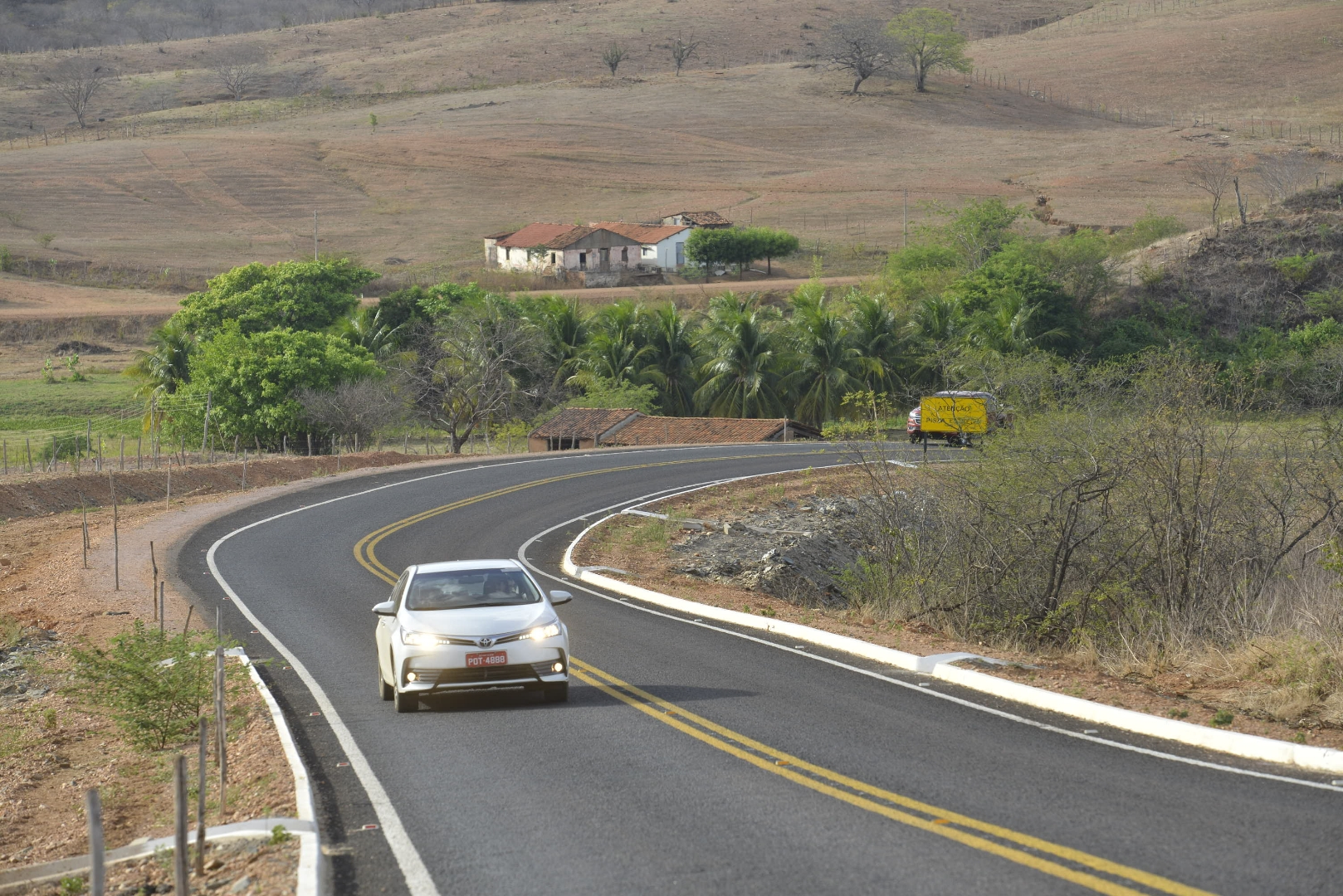 Governo do Ceará entrega pavimentação da estrada que liga Santarém a Orós