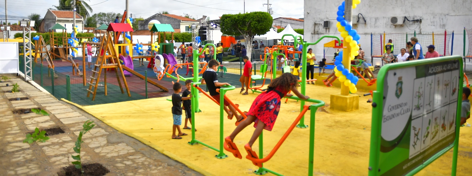 Crianças de Itapiúna recebem a 103ª brinquedopraça do Governo do Ceará
