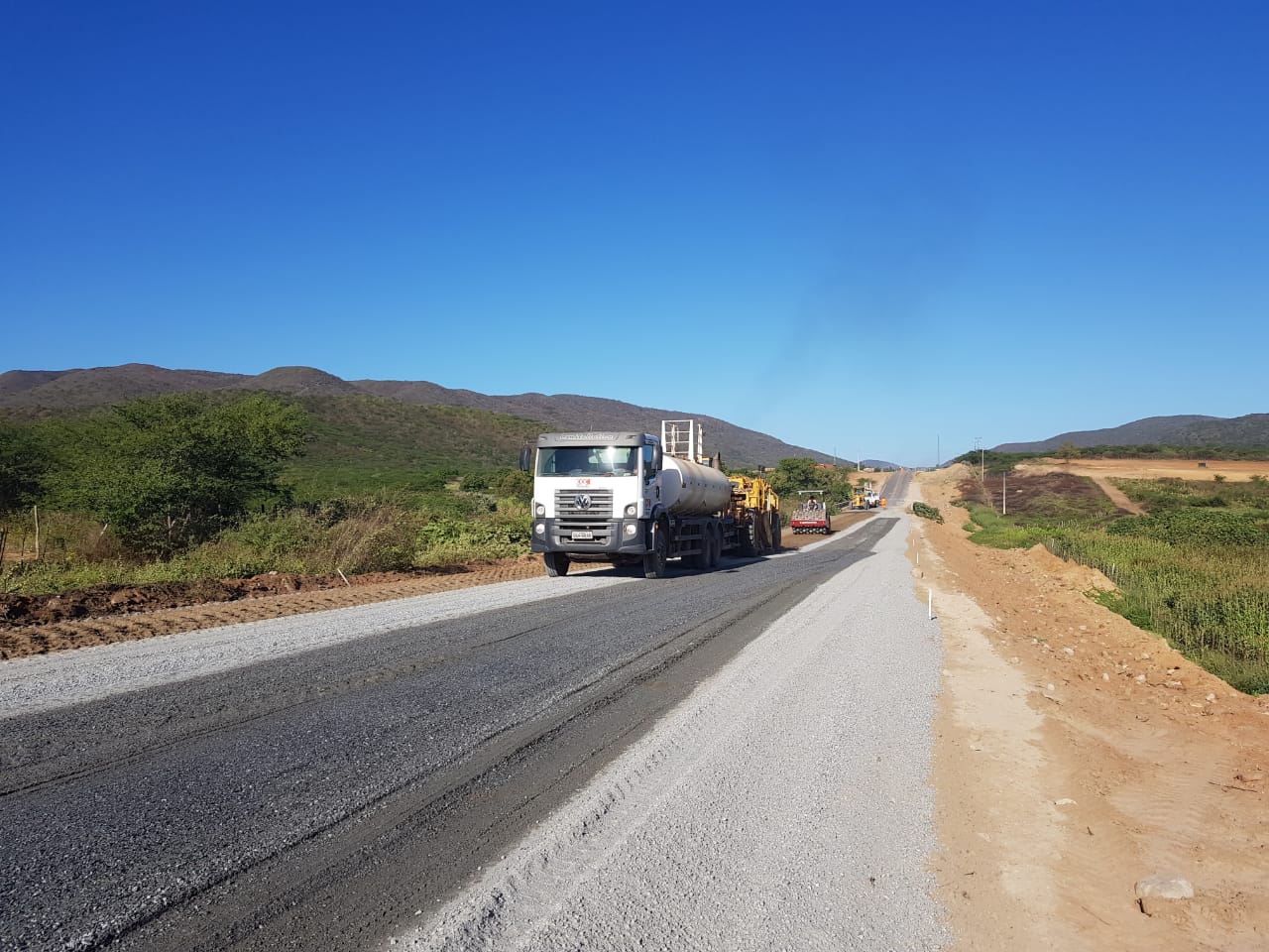 Restauração da CE-257 entre Canindé e o distrito de Salitre inclui alargamento de pista