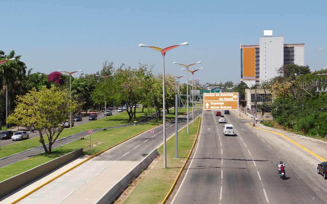 Avenida Washington Soares passa por serviços de melhoria no pavimento