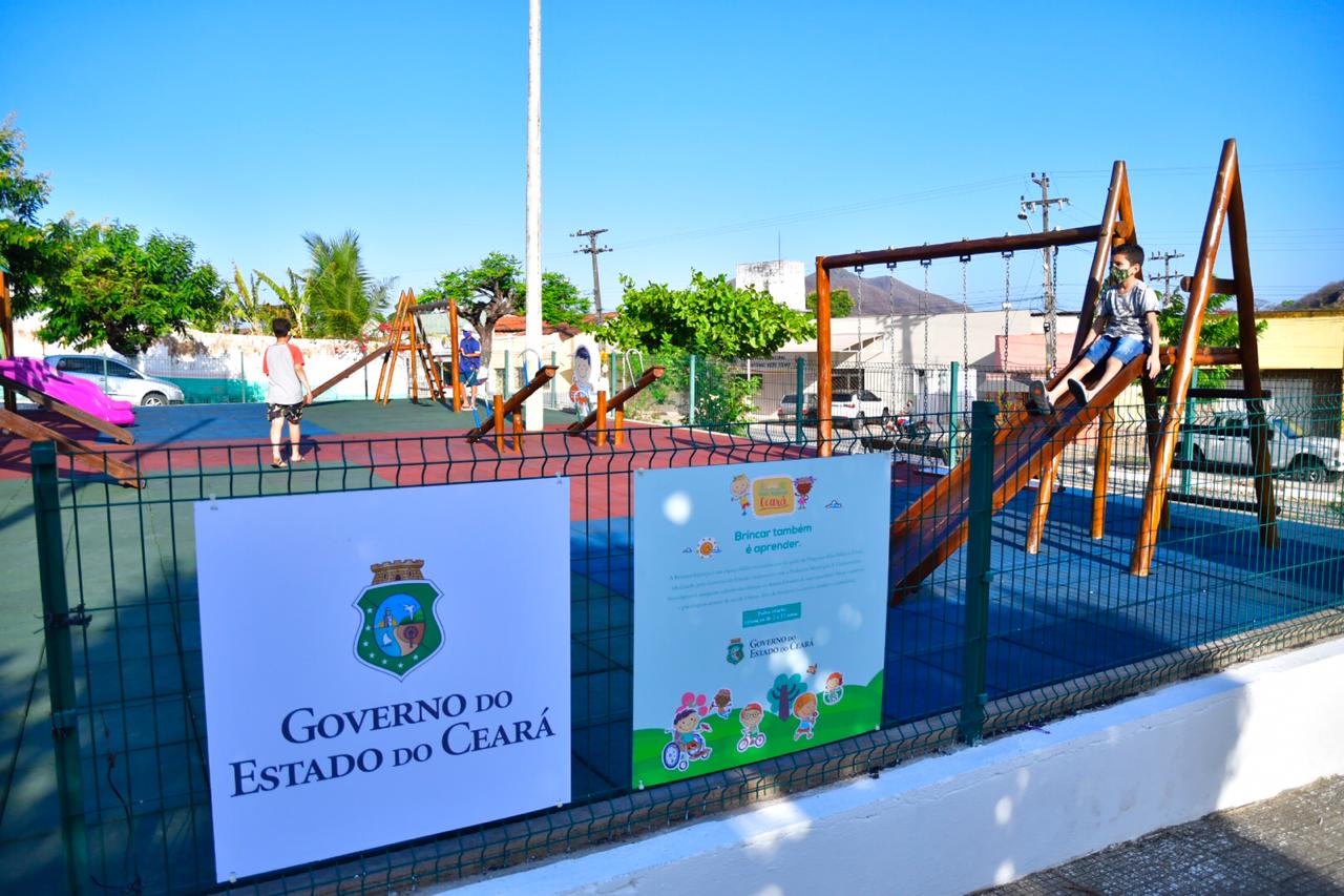 Governo do Ceará entrega brinquedopraça e academia aos moradores de Uruburetama