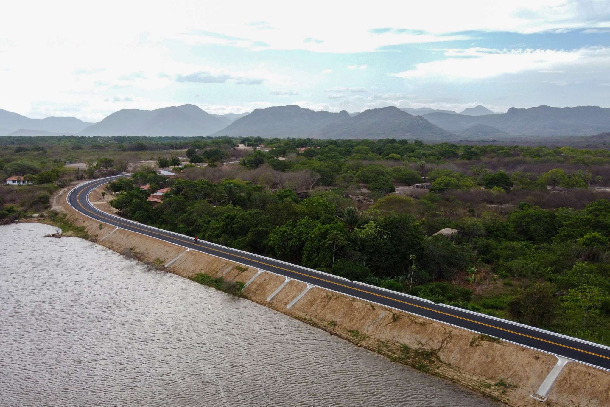 Pavimentação da Rodovia CE-333 leva segurança e conforto à população no trecho de Tururu ao distrito de Cemoaba