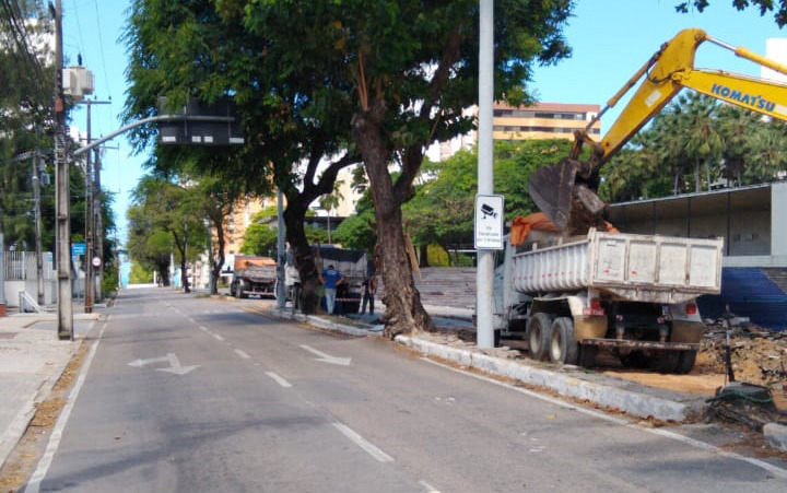 Trecho da Av. Barão de Studart passa por implantação de piso intertravado