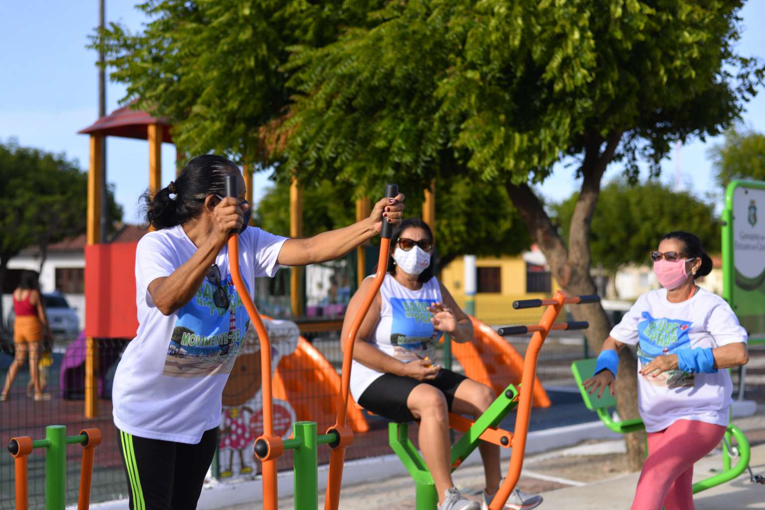 Irauçuba e Paracuru ganham brinquedopraça e academia ao ar livre