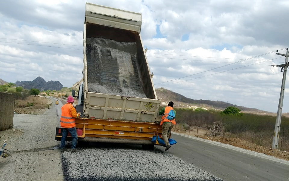 Pavimentação do acesso de Quixadá ao distrito de Custódio chega a 52% de execução