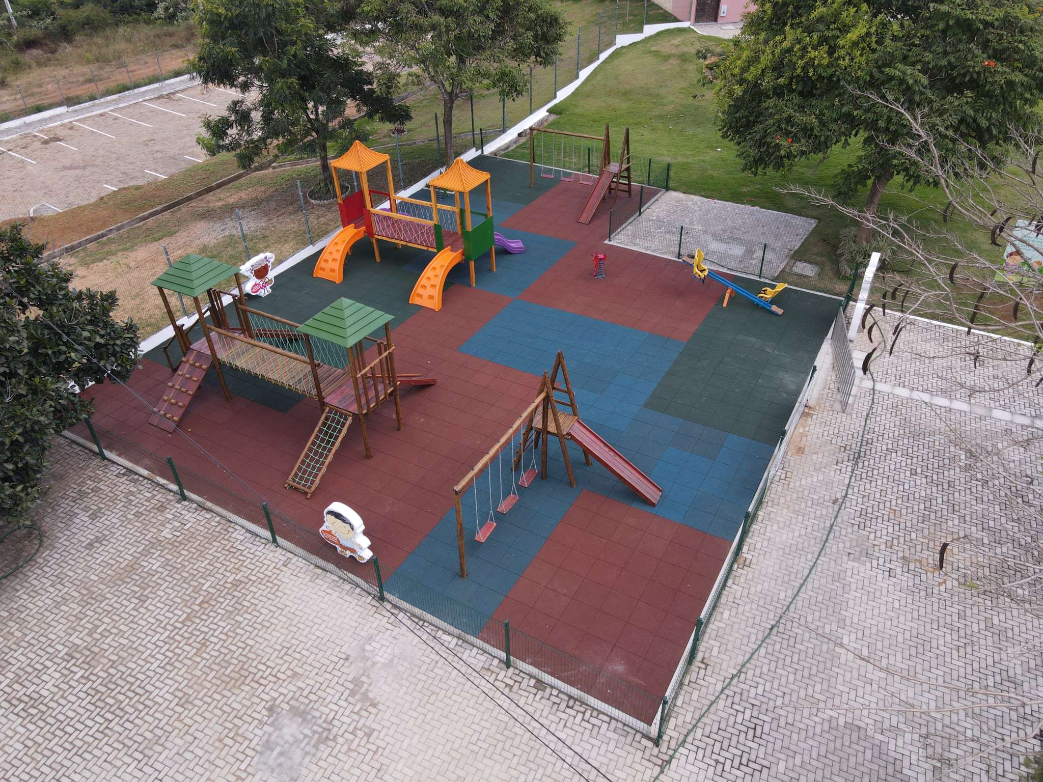 Governo do Ceará entrega brinquedopraças e academias ao ar livre à moradores de três municípios cearenses
