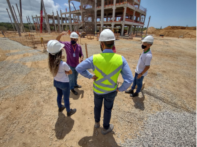 Aprender na prática: alunos de Escolas Profissionais do Ceará visitam obras do Hospital Universitário