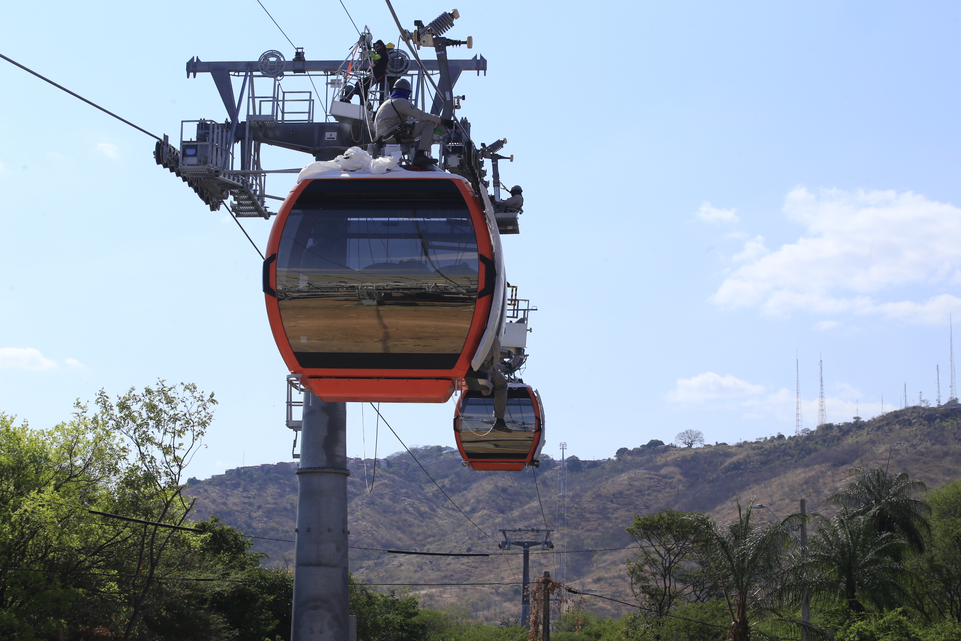 Cabines do Teleférico de Juazeiro do Norte são engatadas para primeira rodada de testes