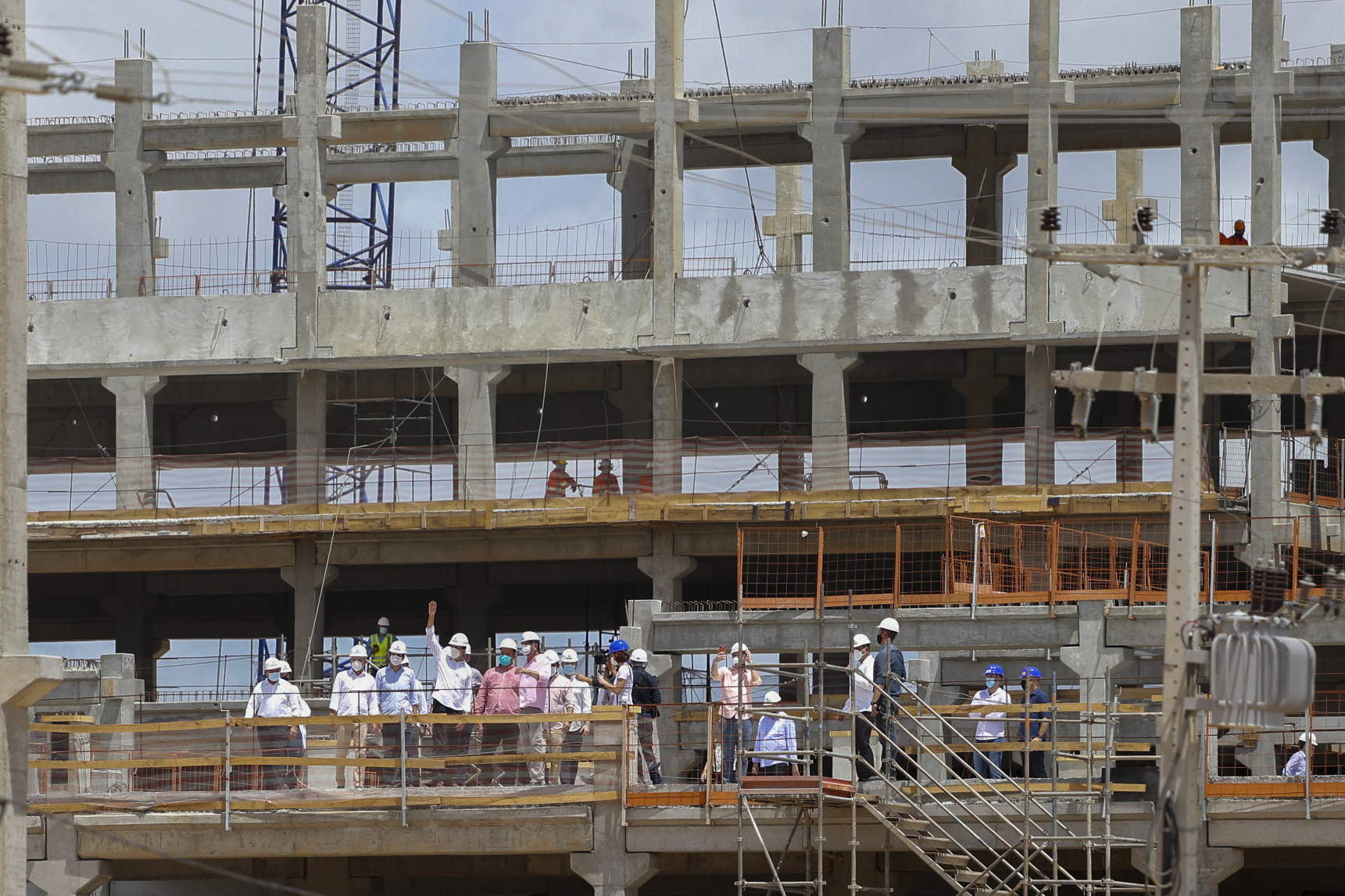 Governador e comitiva visitam as obras do Hospital Universitário do Ceará, em Fortaleza