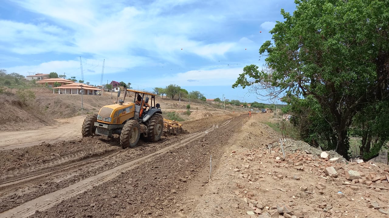 Com metade dos serviços executados, trecho da CE-380 em Barro vai facilitar o transporte entre Ceará e Paraíba