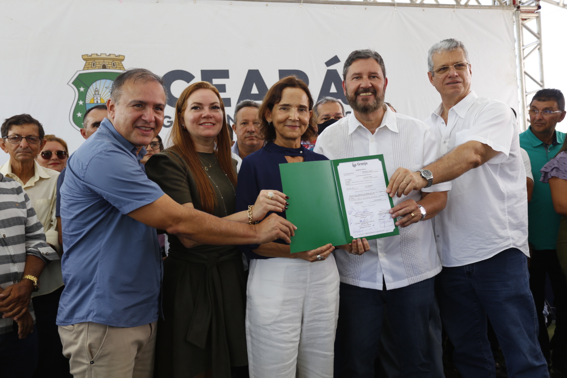 Em Granja, governadora Izolda Cela autoriza obra de pavimentação asfáltica e duas areninhas
