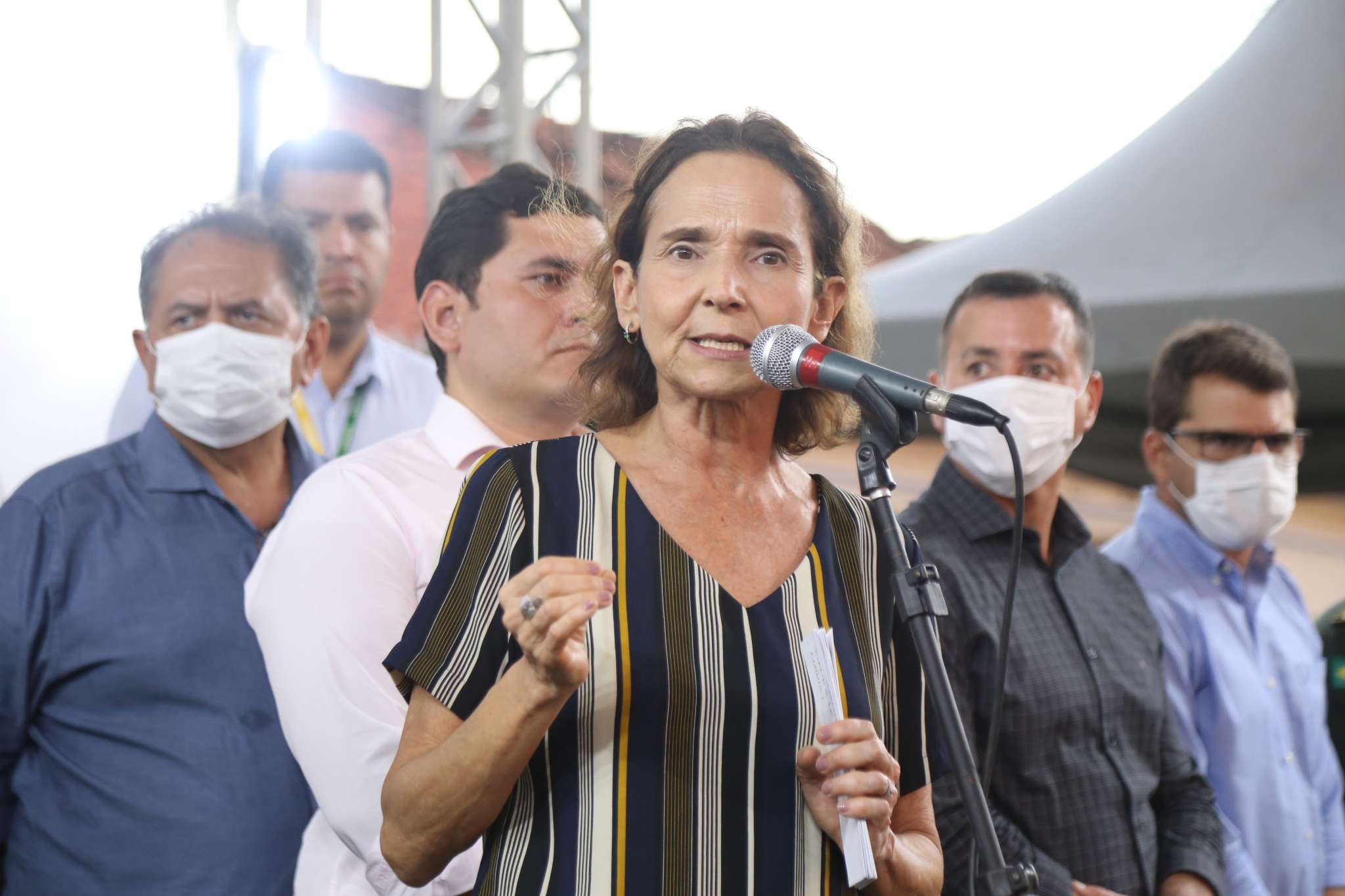 Governadora Izolda Cela entrega duas obras que favorecem a convivência urbana em Barro e autoriza construção de delegacia