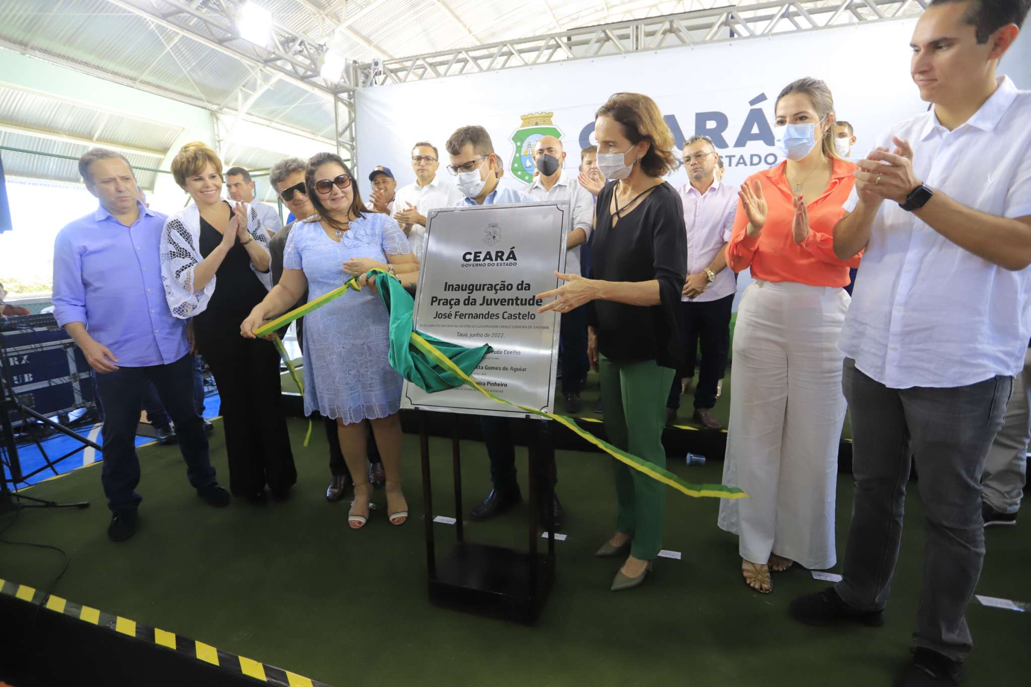 Em Tauá, governadora Izolda Cela entrega Praça da Juventude e autoriza construção do Parque de Exposições e da Praça Mais Infância